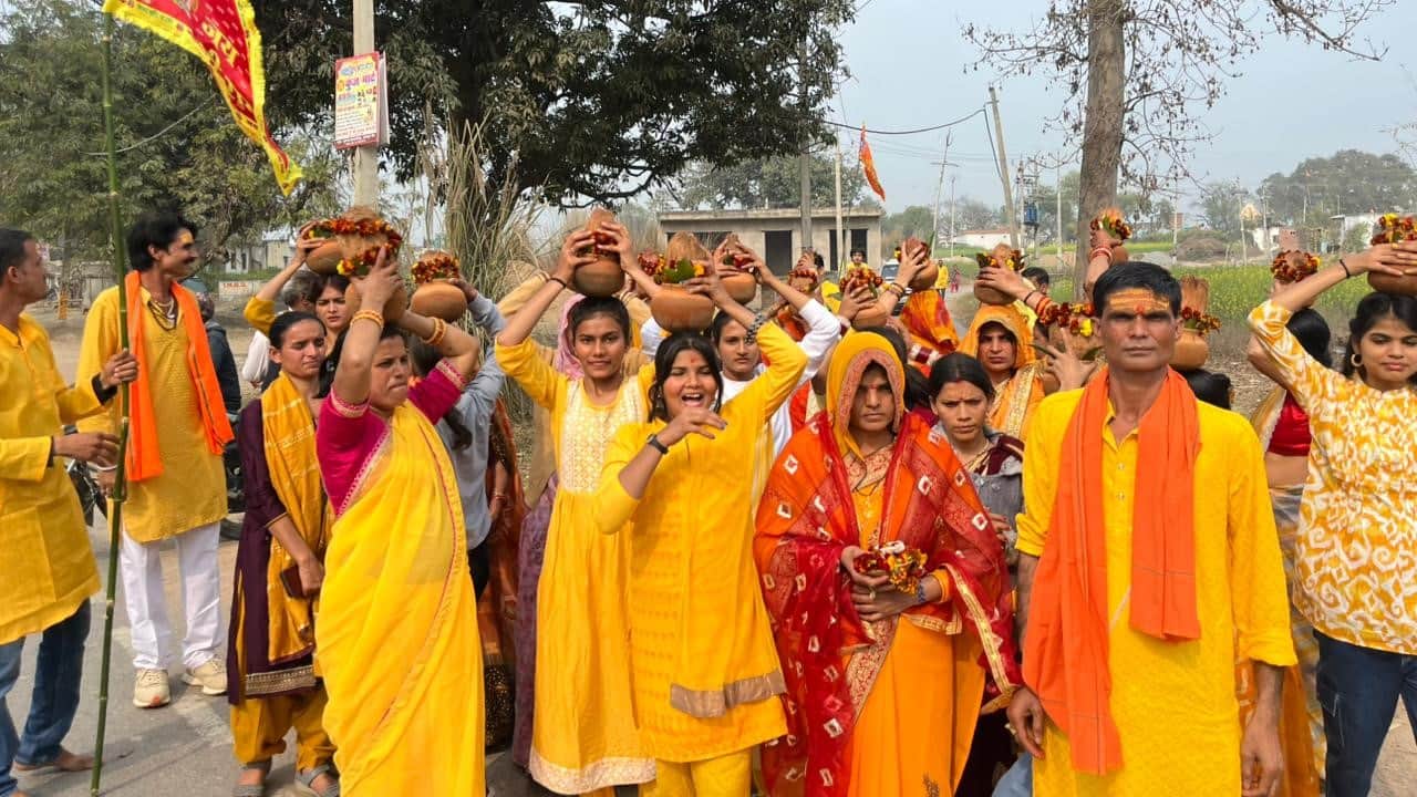 मतेथू में प्राण प्रतिष्ठा पर निकली कलश यात्रा में शामिल श्रद्धालु। स्रोत संगठन