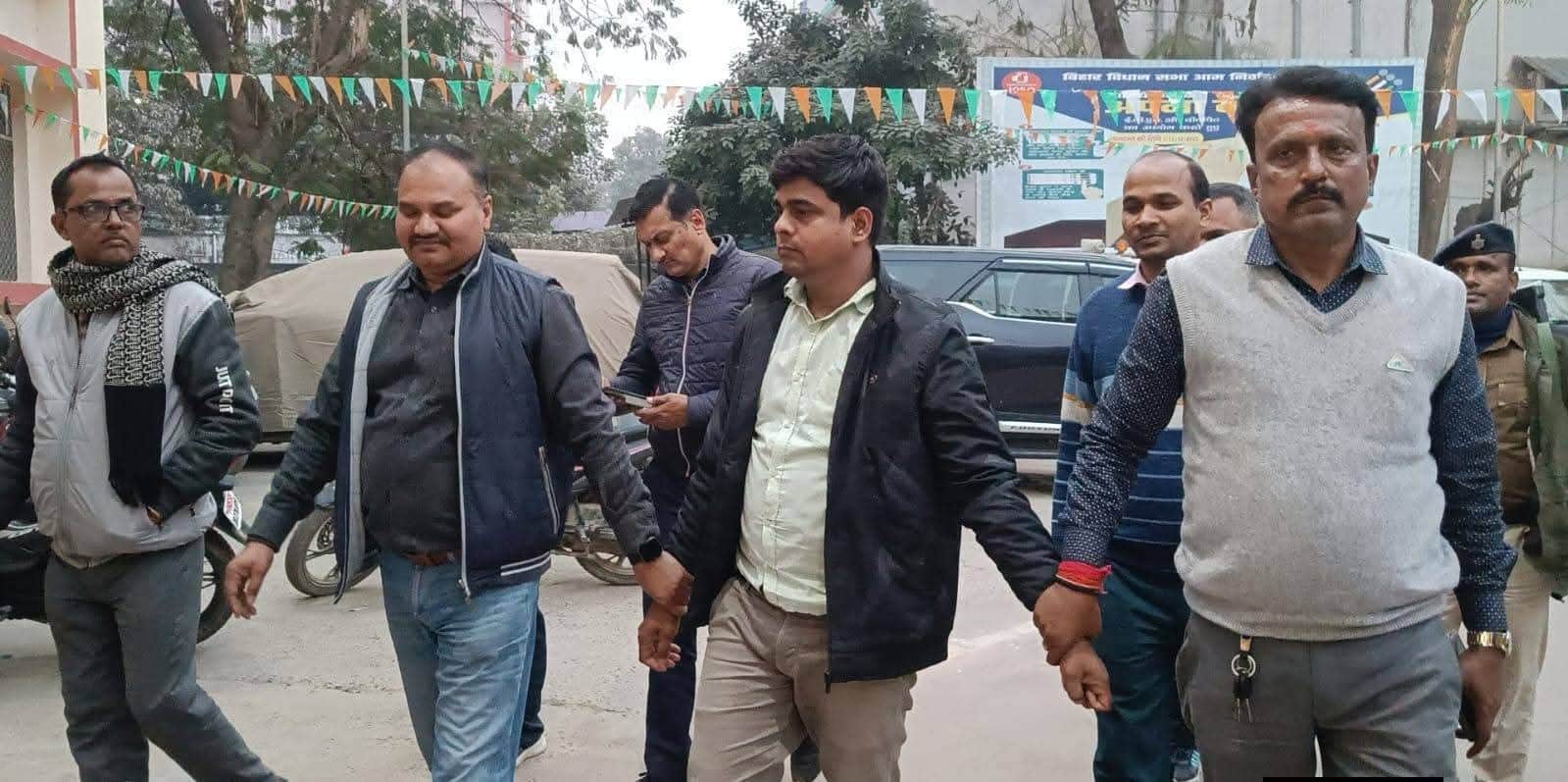 निगरानी के अधिकारियों की गिरफ्त में आरोपी राजस्व कर्मचारी