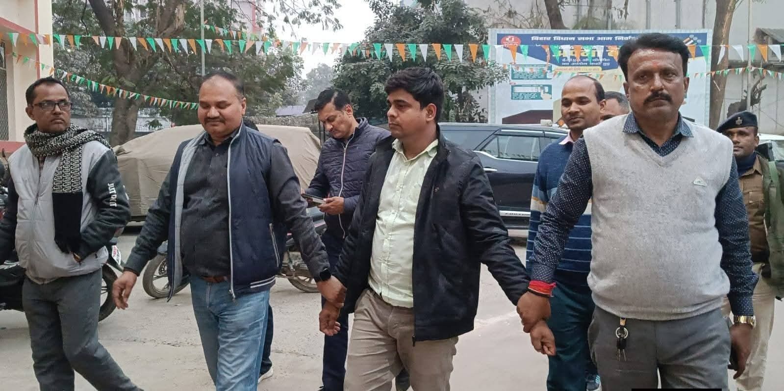 निगरानी के अधिकारियों की गिरफ्त में आरोपी राजस्व कर्मचारी