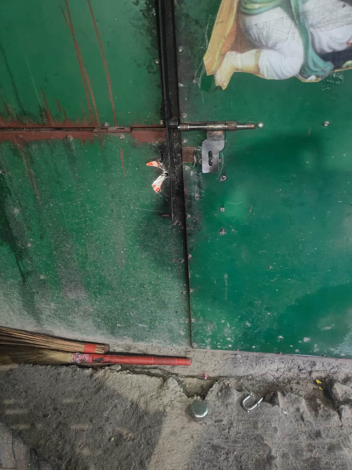 नाहन के डिमकी पुल के समीप कालका टी स्टॉल का टूटा ताला। स्रोत: दुकानदार