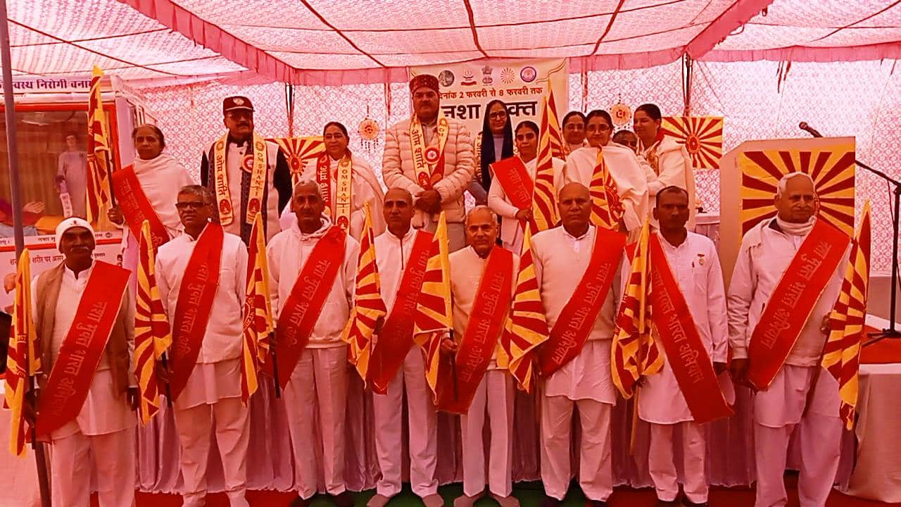 नशा मुक्त भारत अभियान के दौरान मंच पर आए विधायक लक्ष्मण सिंह साथ में अन्य। स्रोत : प्रवक्ता