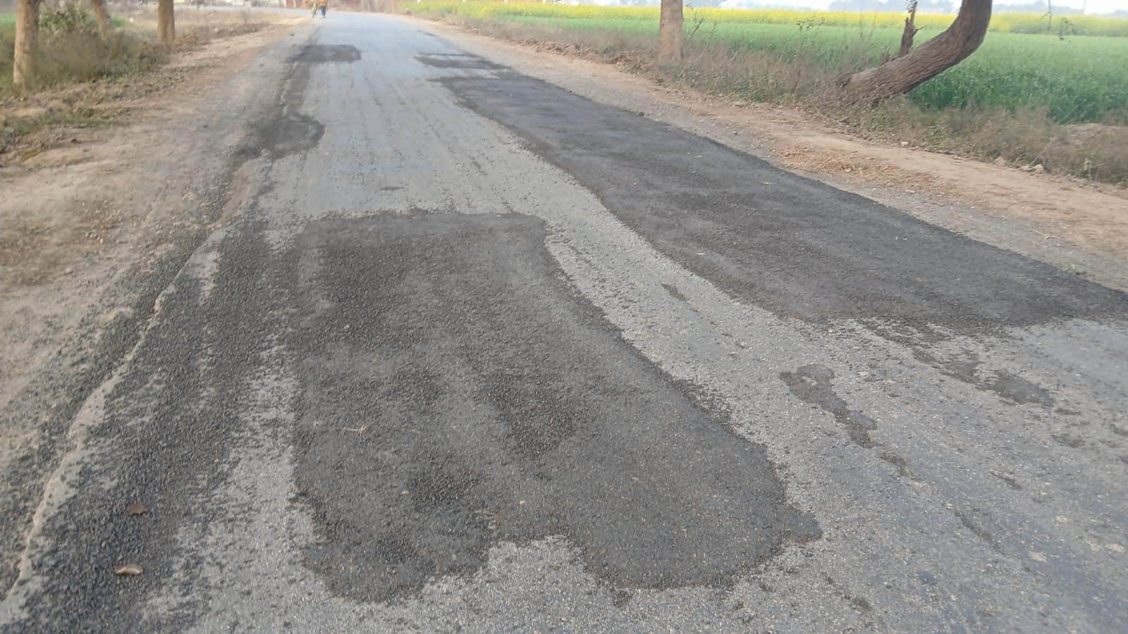 नेवाजीपुर से सेमराध मार्ग पर पैचिंग के बाद बिखर रही गिट्टीयां। संवाद