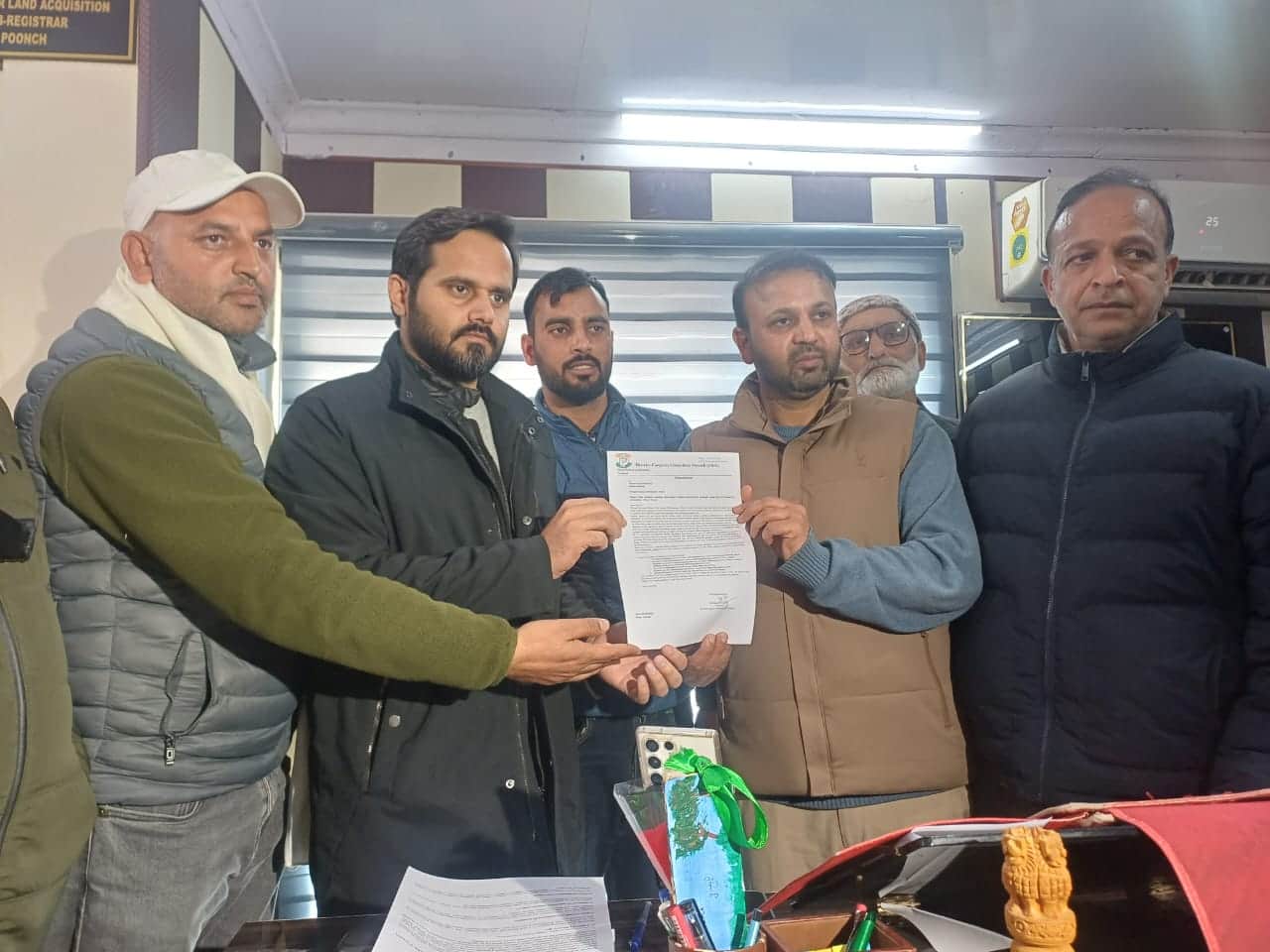 पुंछ में धरना प्रदर्शन के उपरांत एसीआर को ज्ञापन सौंपते प्रदशनकारी। 