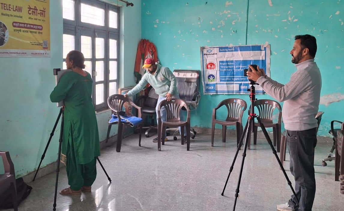 पीएचसी शंभूवाला में एक्सरे जांच करता विभाग का कर्मी। स्रोत: विभाग