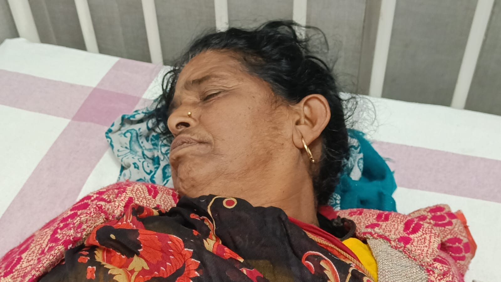 अस्पताल में इलाजरत घायल महिला