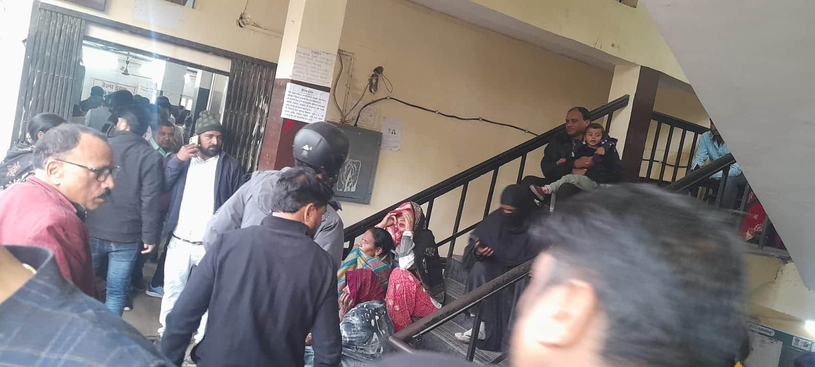 पुराने कलेक्ट्रेट परिसर स्थित रजिस्ट्री दफ्तर में सर्वर डाउन होने के कारण लगी लोगों की भीड़।संव