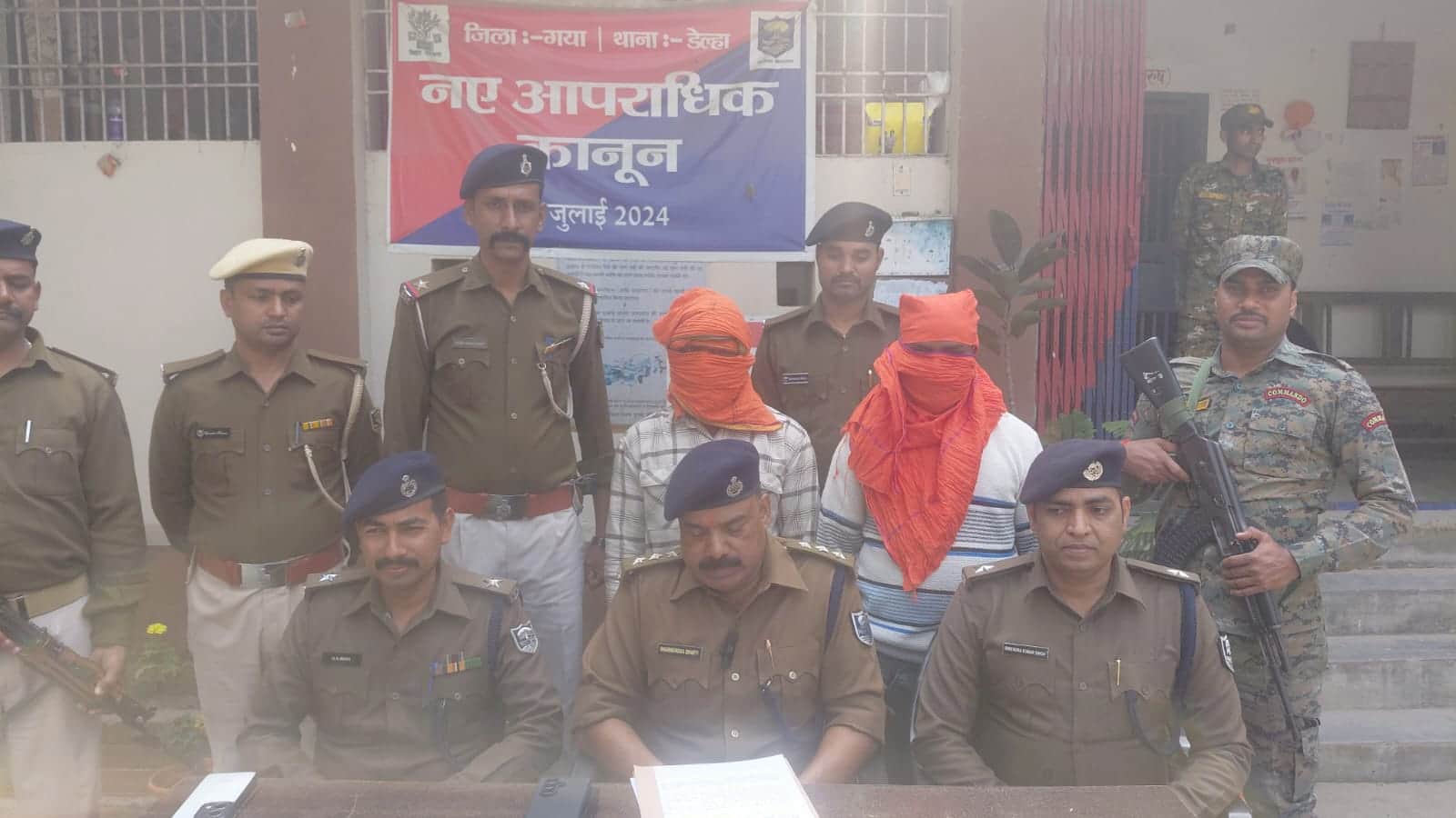 पुलिस की गिरफ्त में आरोपी।