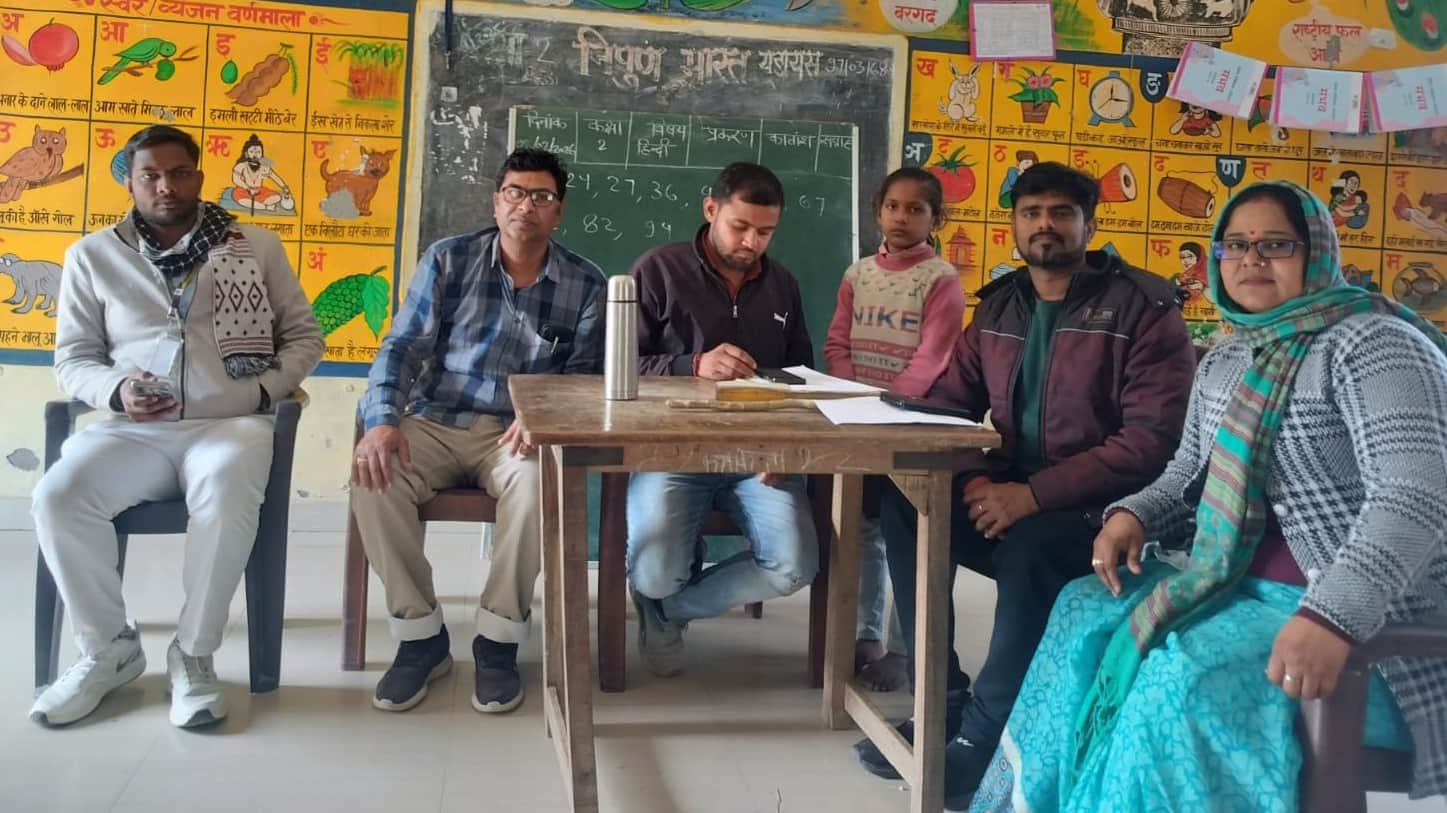 प्राथमिक विद्यालय बनकट में बैठे डी.एल.एड प्रशिक्षु। स्रोत संगठन