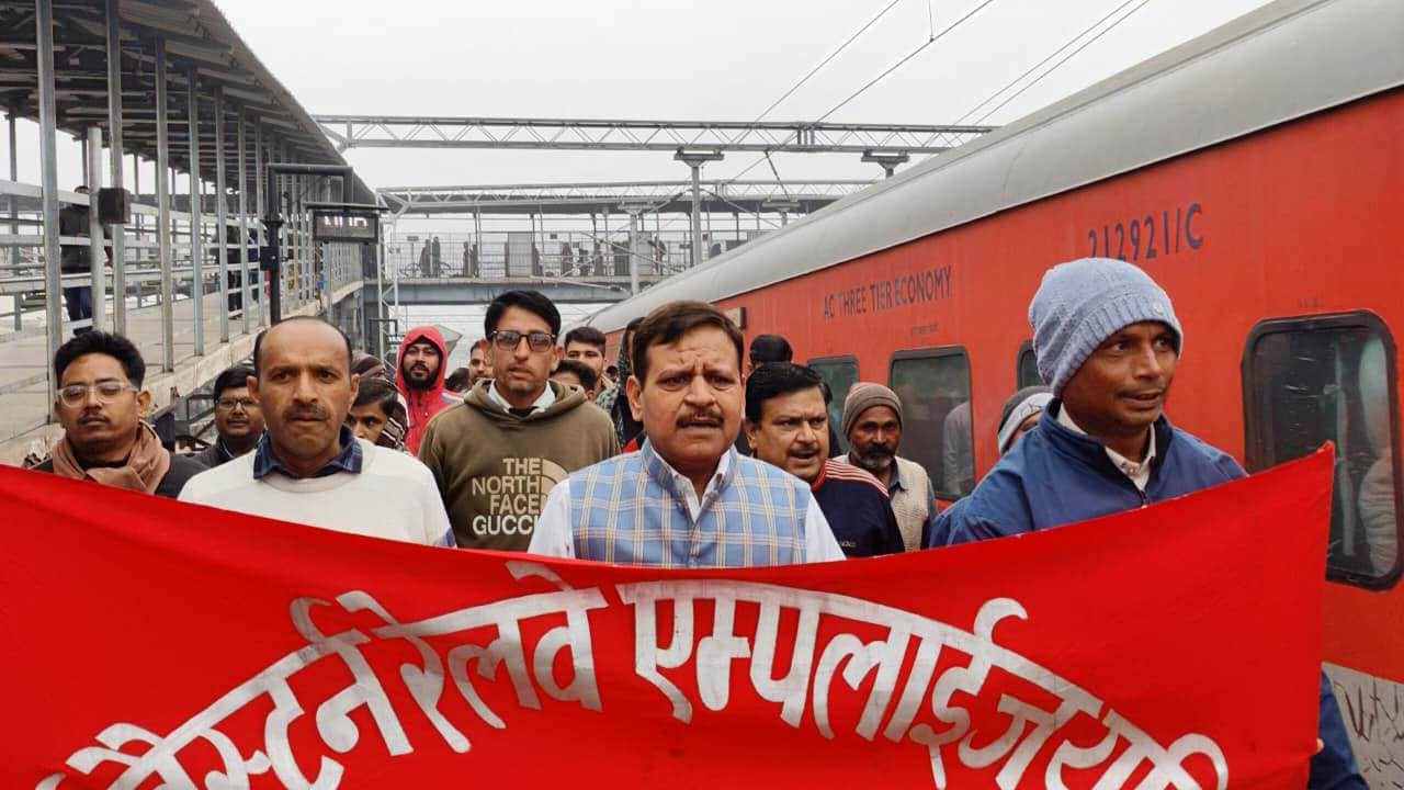 रेवाड़ी रेलवे स्टेशन पर विरोध प्रदर्शन करते कर्मचारी। स्रोत : यूनियन