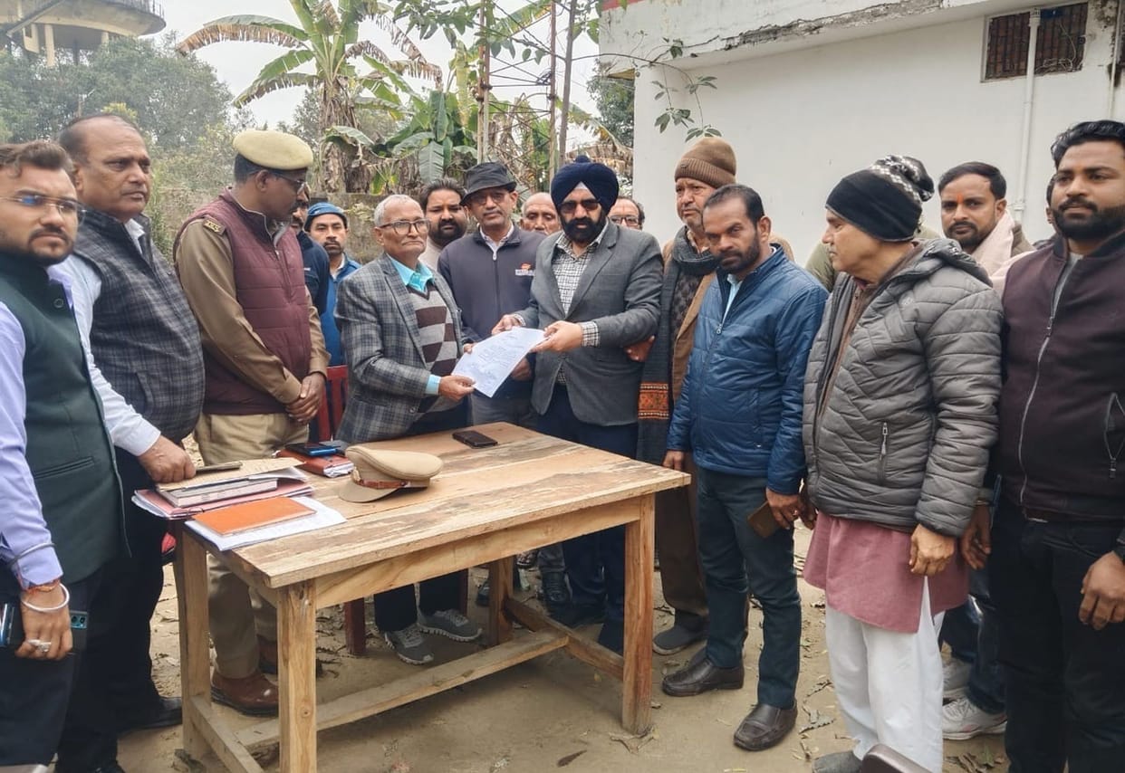 A heated argument broke out between traders and the deputy tehsildar over a land dispute