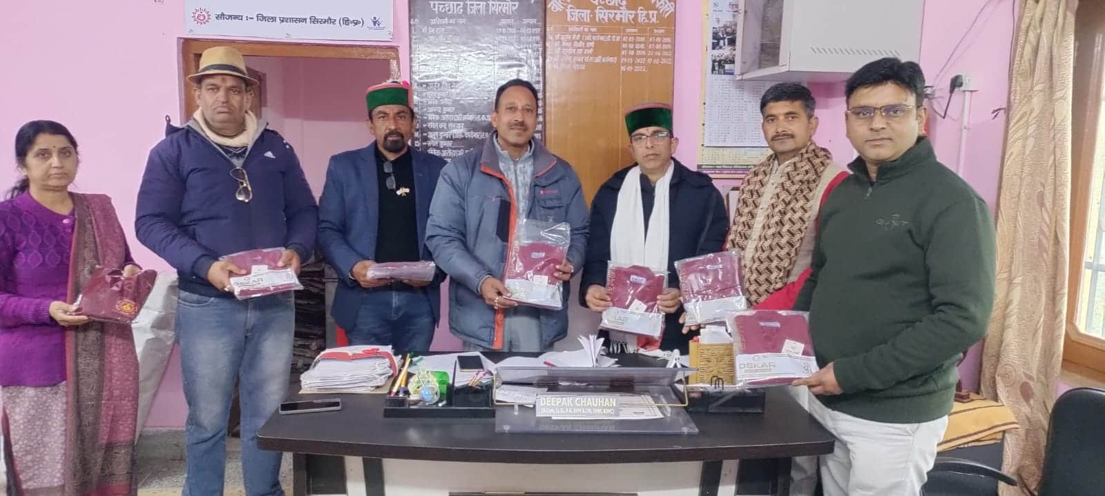 सीडीपीओ पच्छाद दीपक चौहान को आंगनबाड़ी बच्चों के लिए गर्म स्वेटर देते नई सोच समूह के सदस्य। स्र