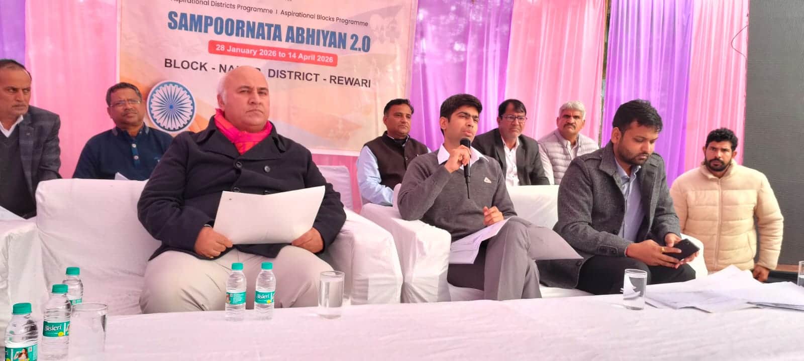 संपूर्णता अभियान 2.0 की जानकारी देते डीसी अभिषेक मीणा। स्रोत : प्रशासन