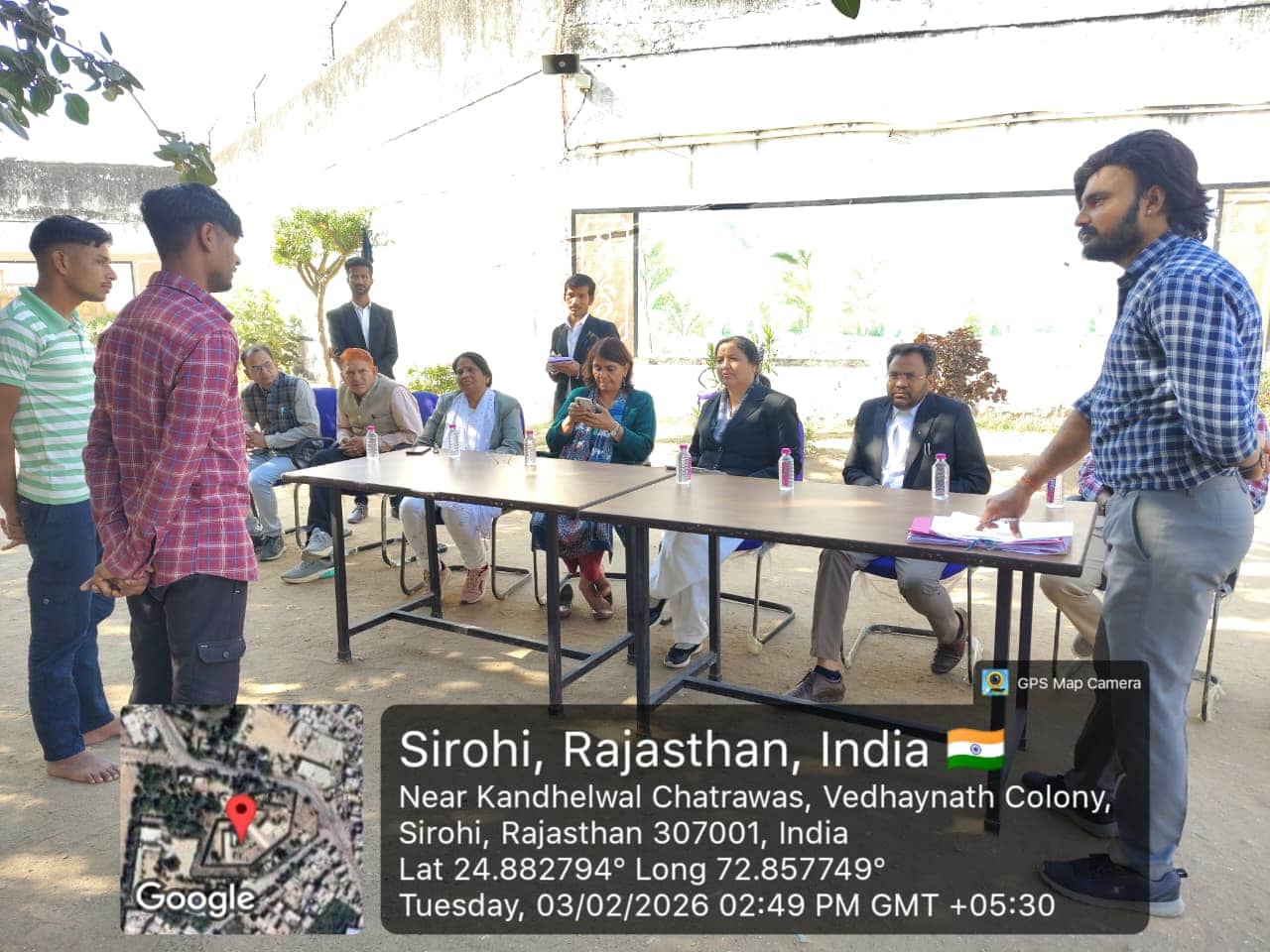 जेल का निरीक्षण करते अधिकारी