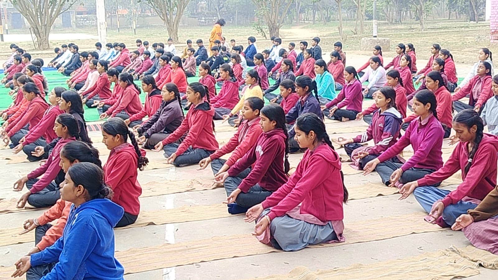 सूर्य नमस्कार का अभ्यास करते विद्यार्थी। स्रोत : विभाग