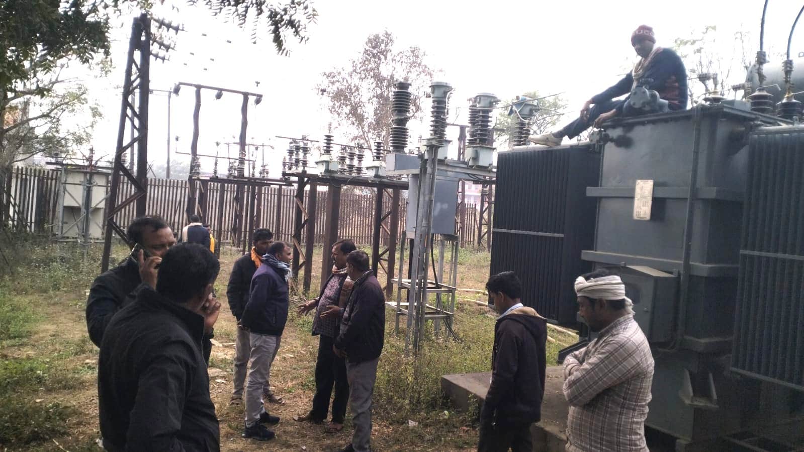 सीतामढ़ी विद्युत उपकेंद्र के ट्रांसफार्मर पर बैठा कर्मी। स्रोत संगठन