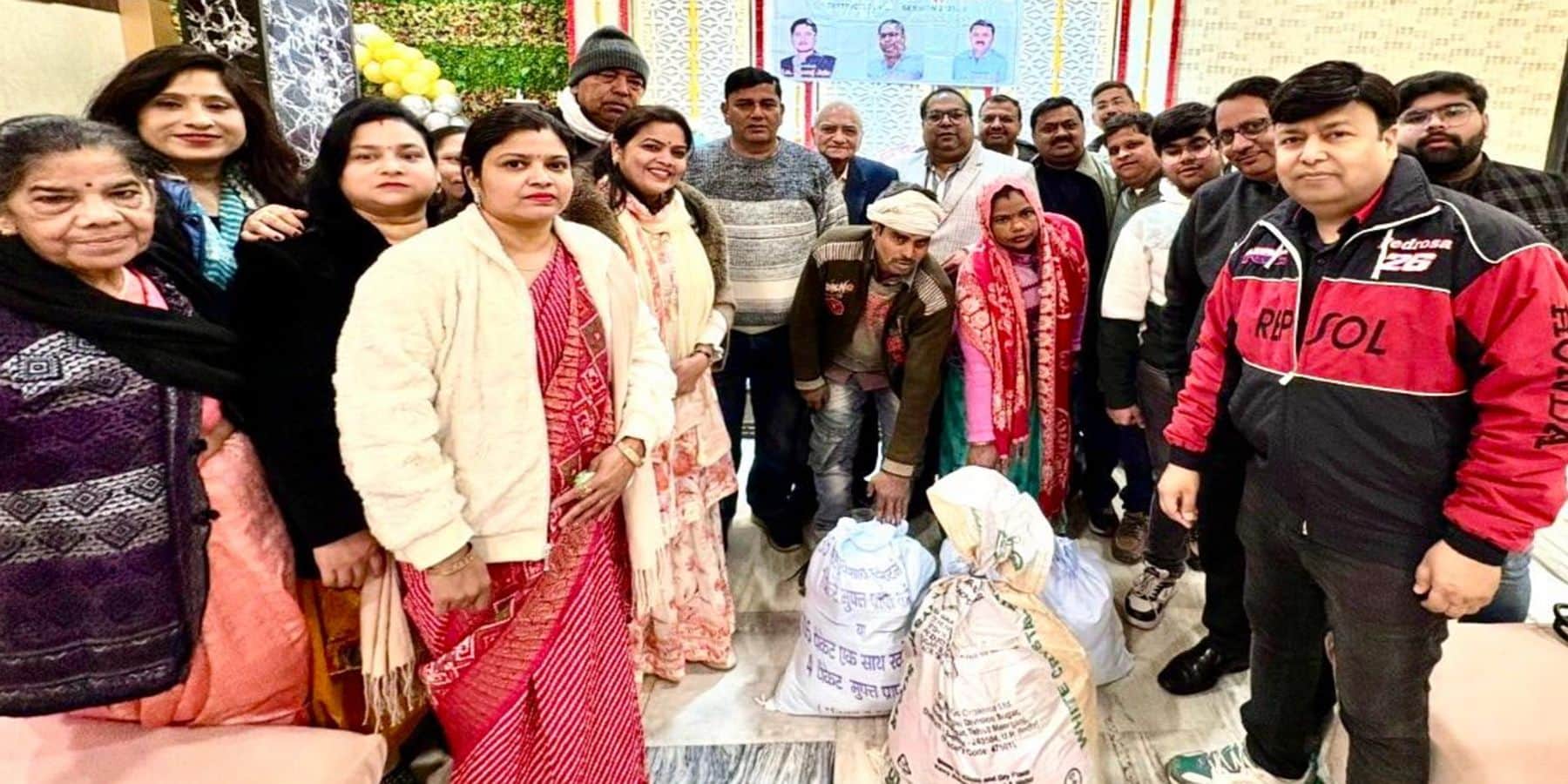 टूंडला में गरीब परिवार को रान देते लायंस क्लब के पदाधिकारीसंगठन