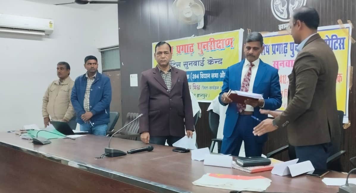 तहसील ज्ञानपुर में निरीक्षण करते आयुक्त विंध्याचल मंडल राजेश प्रकाश। स्रोत सुचना विभाग