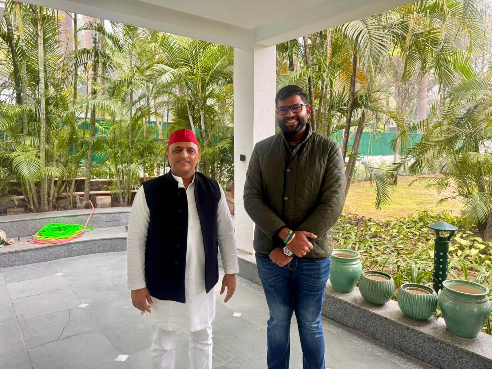 दिल्ली में यूपी के पूर्व सीएम अखिलेश यादव के साथ जजपा नेता दिग्विजय चौटाला (जजपा)