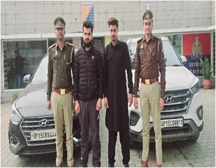 Two youths performing stunts on the expressway were taken into custody and their vehicles were seized.