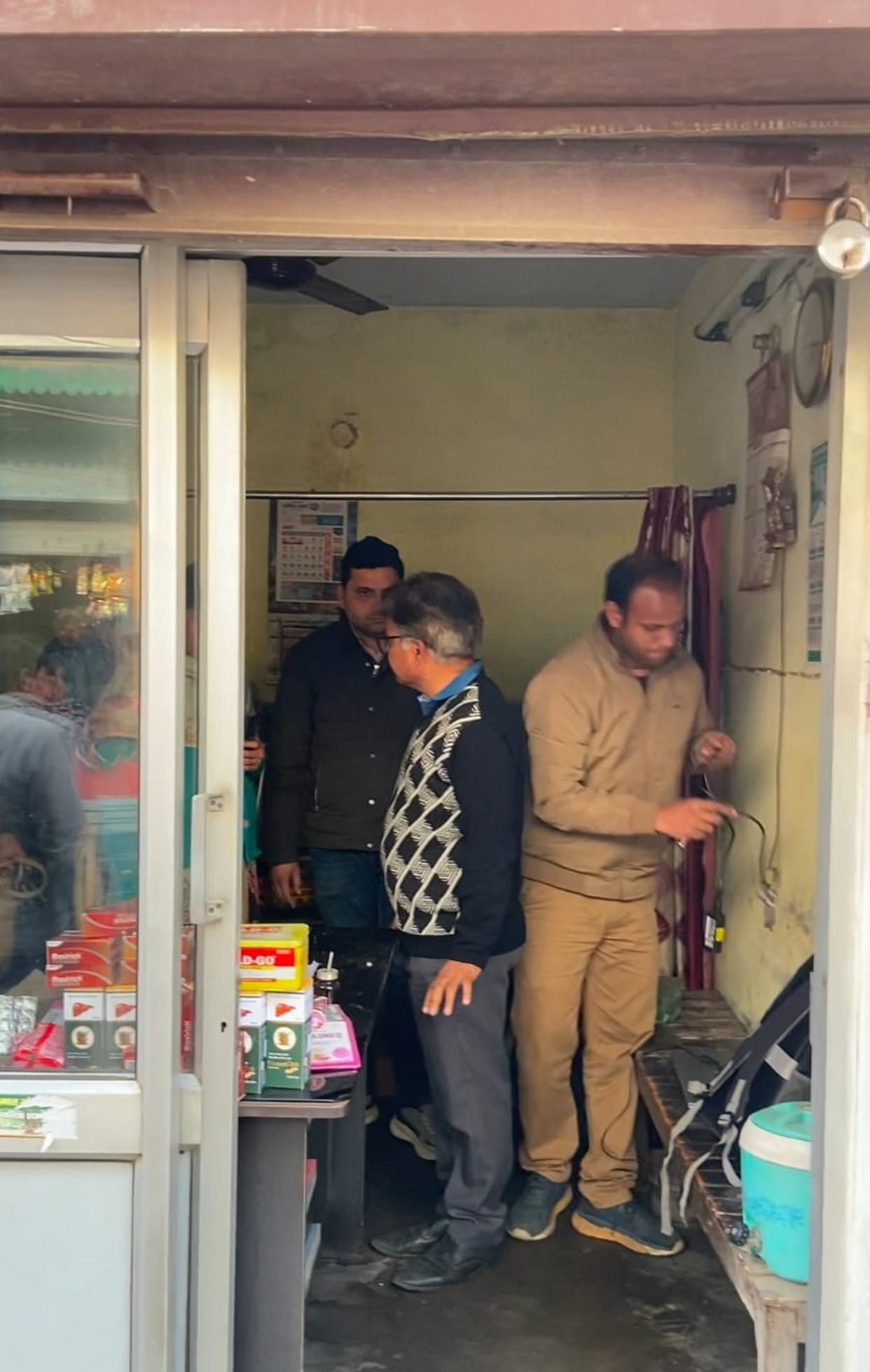 Medicines and injections recovered from clinics operating without a license