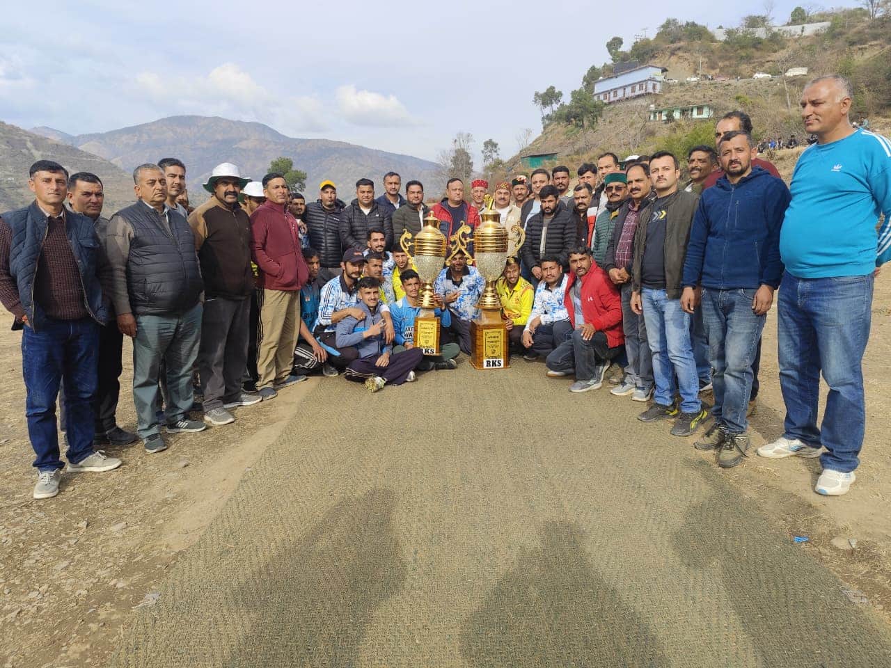 धरोली में आयोजित भूतेश्वर महाराज क्रिकेट प्रतियोगिता की विजेता टीम। स्रोत: आयोजक