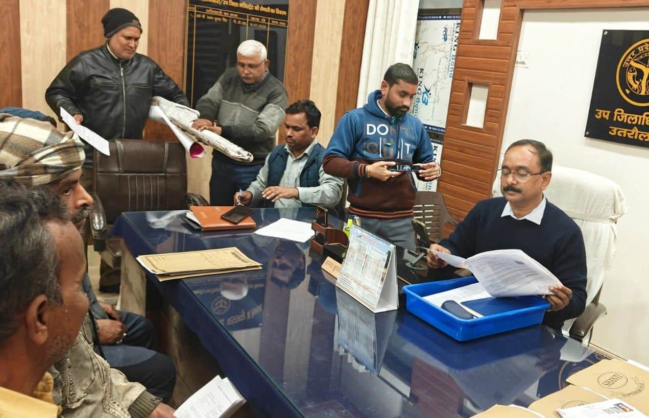  उतरौला में नो मैपिंग वाले मतदाताओं की सुनवाई करते उपजिलाधिकारी उतरौला अभय सिंह।