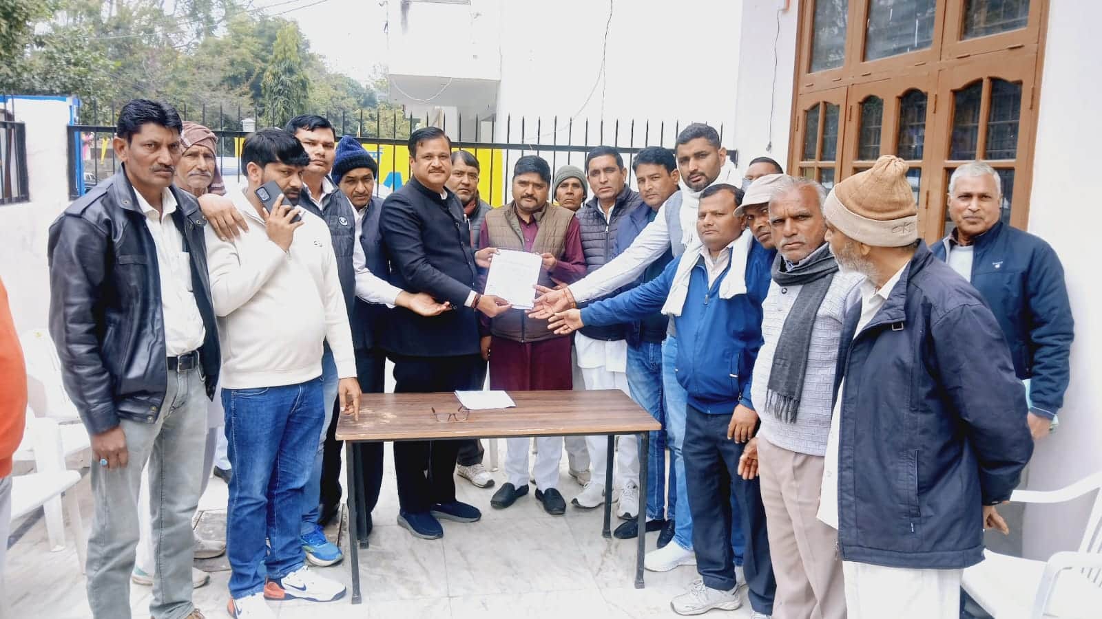 विधायक कृष्ण कुमार को ज्ञापन सौंपते सरपंच। स्रोत : एसोसिएशन