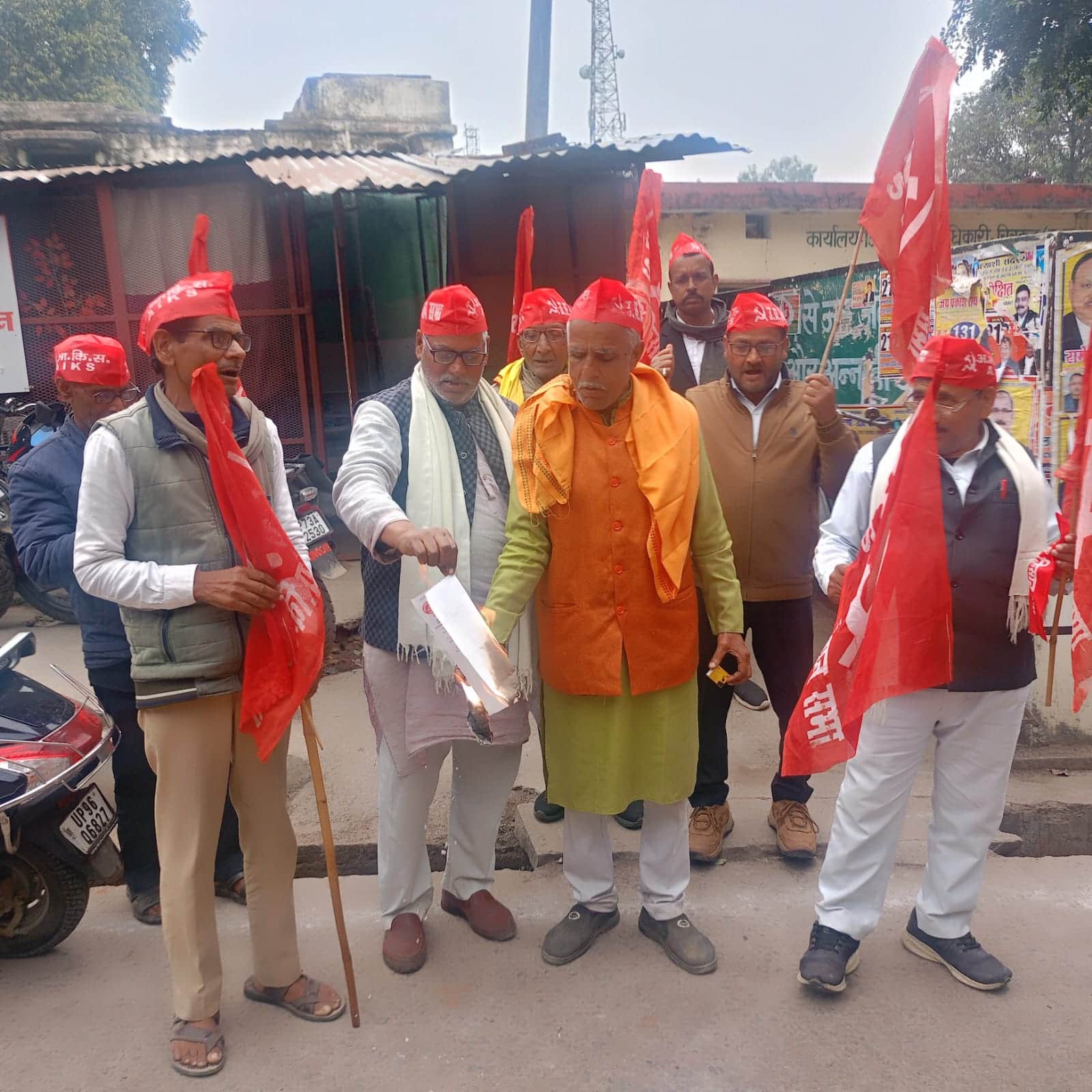 03 सीकेटीपी-05-कचहरी परिसर में बजट की प्रतियां जलाते किसान। संवाद