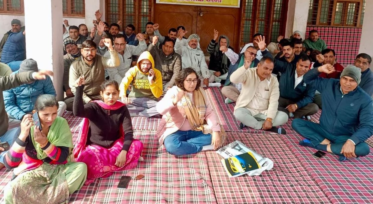 Patwaris staged a sit-in protest over the suspension of their colleagues.