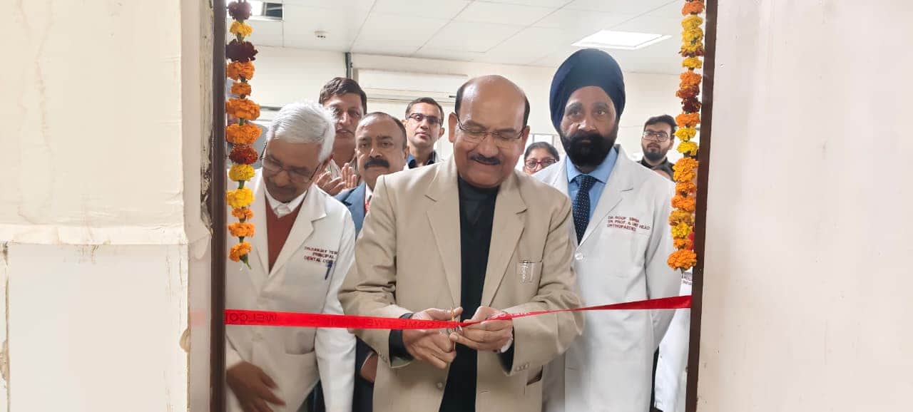 27-पीजीआईडीएस में नई मशीनों का शुभारंभ करते कुलपति डॉ. एचके अग्रवाल व अन्य। पीजीआई