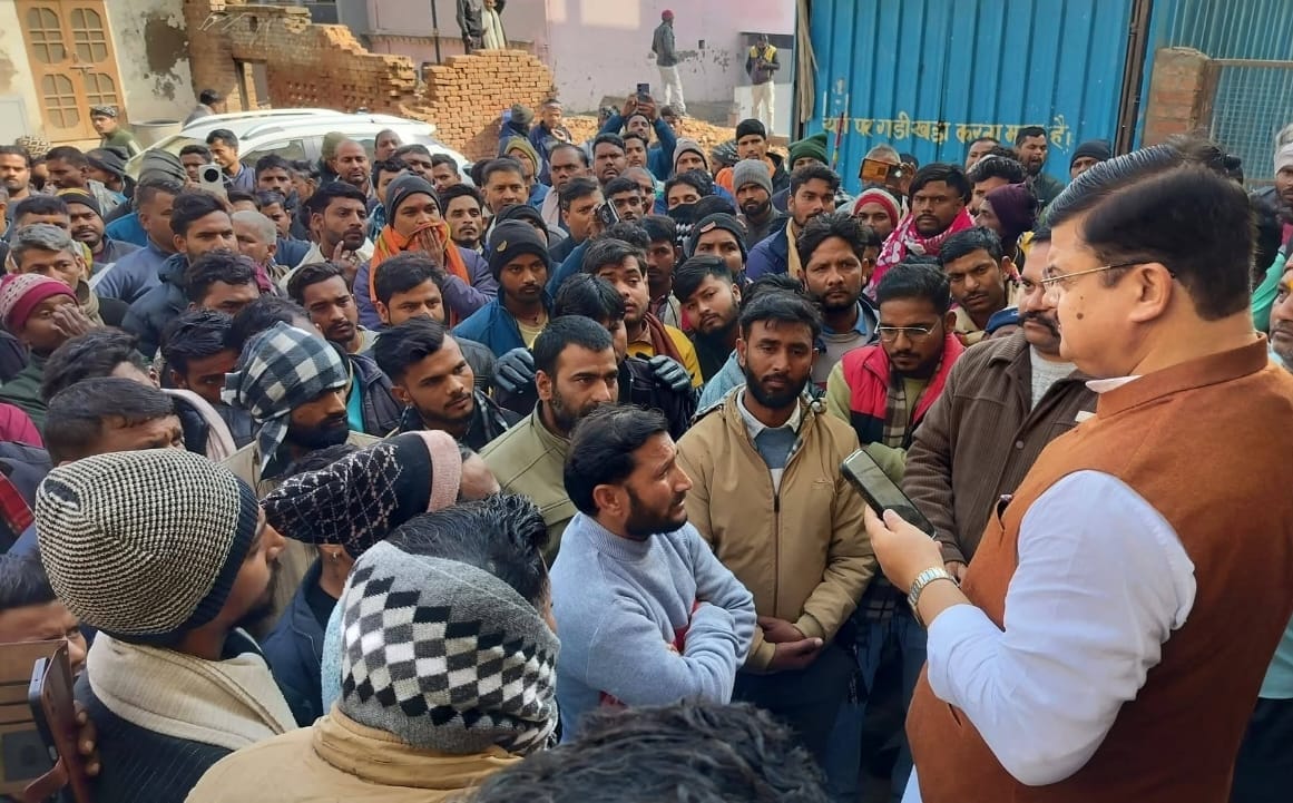 E-rickshaw drivers met with the mayor, demanding relief