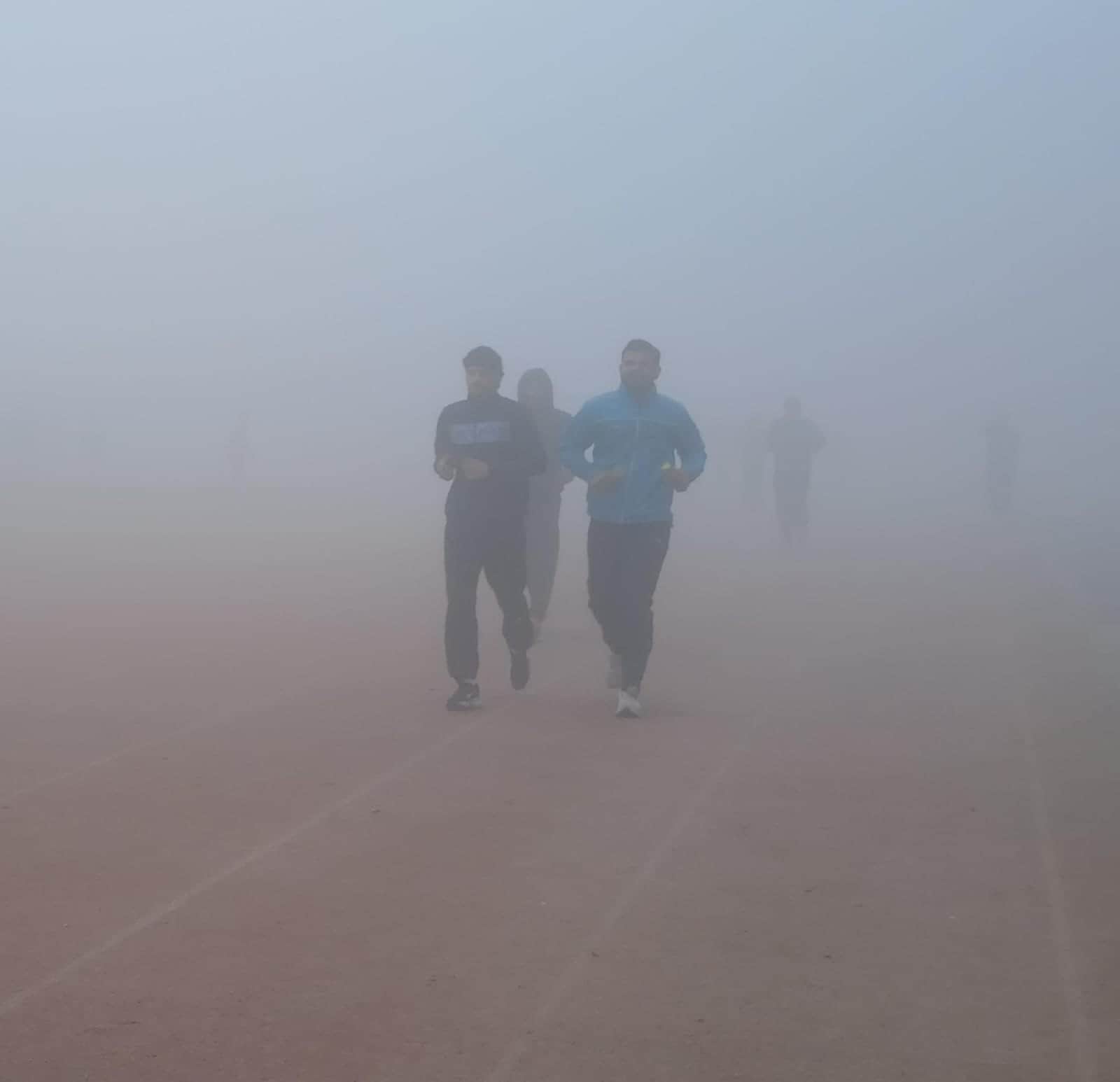 31-राजीव गांधी खेल परिसर में सुबह घनी धुंध में दौड़ लगाते खिलाड़ी। संवाद खिलाड़ी