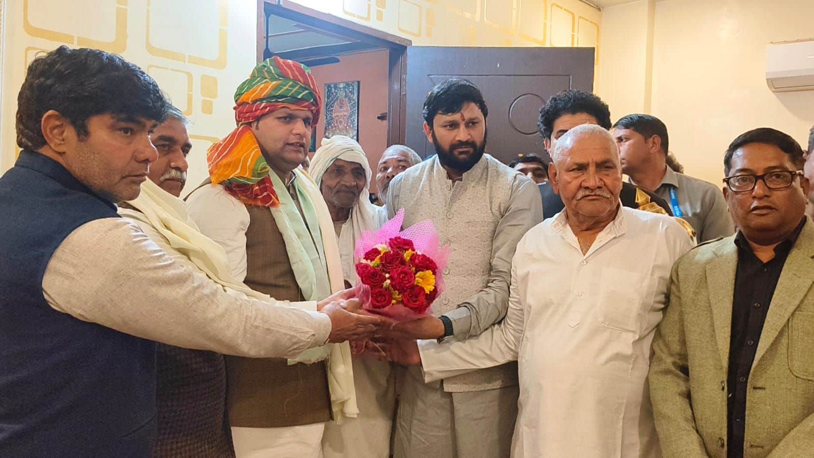 33-बोहर में खेल मंत्री गौरव गौतम का अभिनंदन करते हरियाणा कुश्ती संघ के प्रदेश अध्यक्ष पार्षद रम