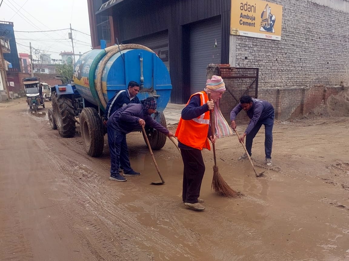 The responsible people were disturbed and the roads were cleaned.