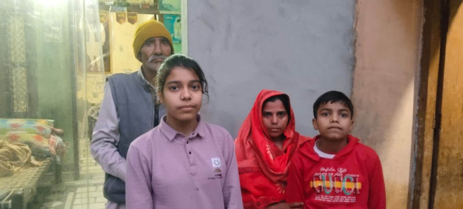 बबीता अपने बच्चों व ससुर के साथ मौजूद।