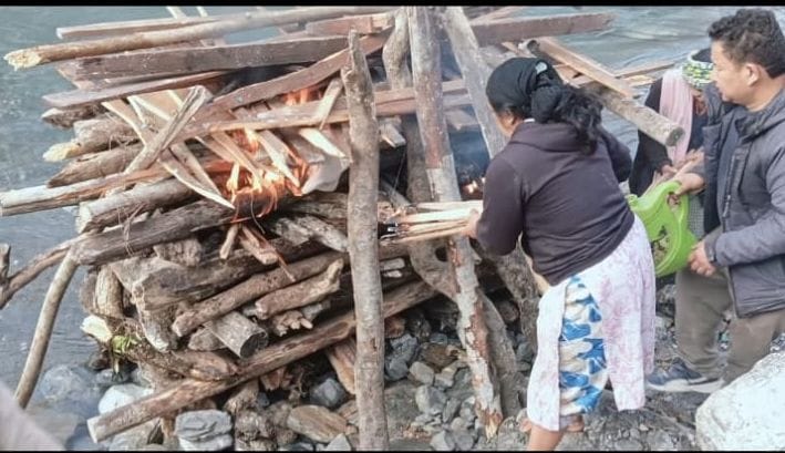 Defying conventions, daughter lit her father's funeral pyre