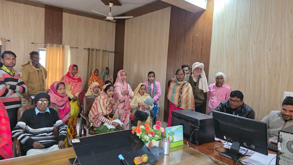 The rush of illiterate people and women to respond to the notice increased