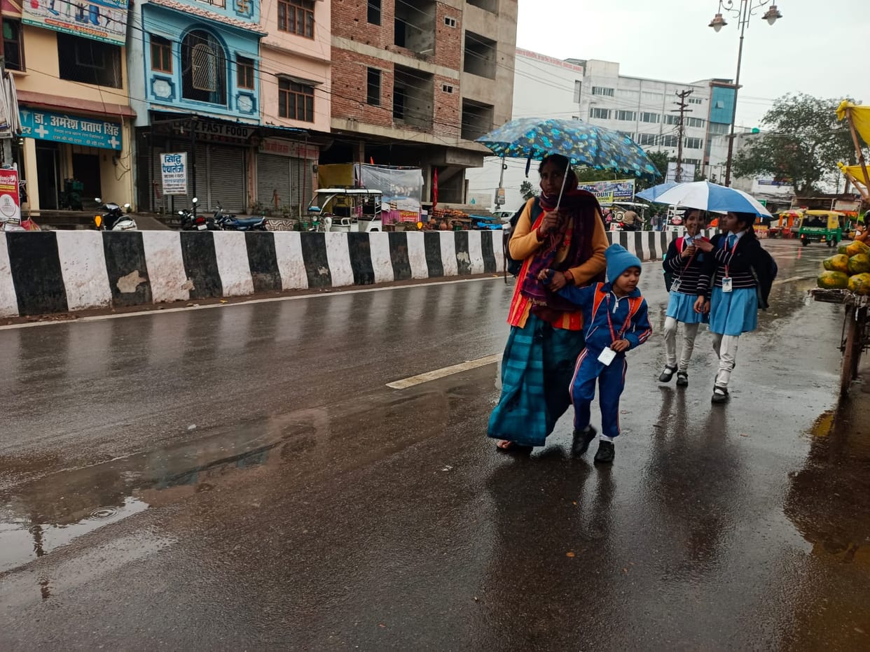 Heavy rain accompanied by thunderstorms during the day, cold weather tormented