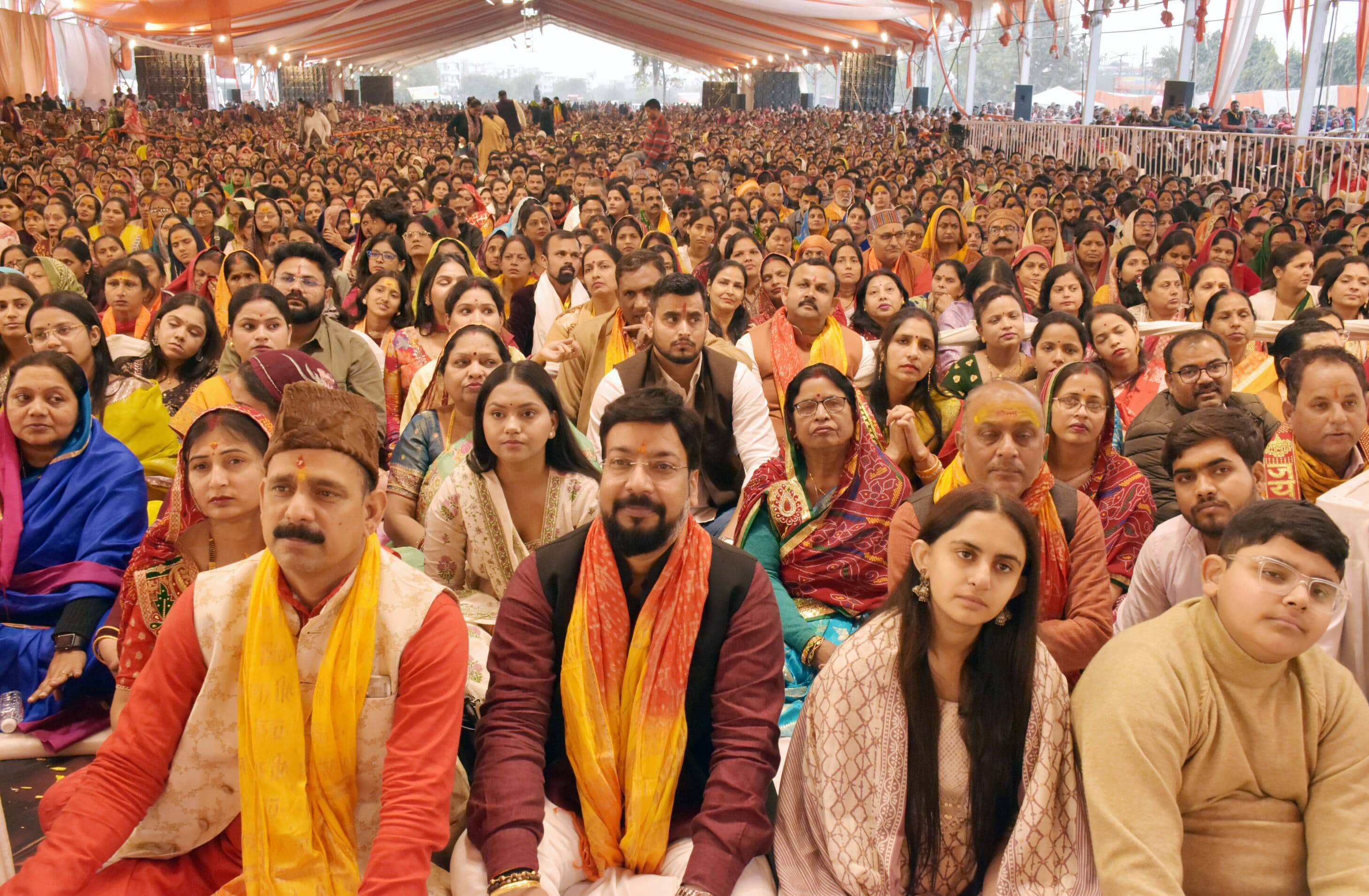 चंपा देवी पार्क में चल रहे श्री राम कथा में उपस्थित लोग । संवाद