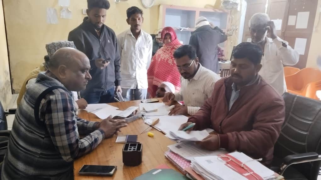 एडीओ पंचायत कार्यालय सेमरियावां में नोटिस का निस्तारण करते एडीओ पंचायत राधेश्याम चौधरी-संवाद