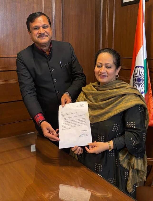 फोटो: 32रेवाड़ी। बावल में नागरिक अस्पताल की मांग को लेकर स्वास्थ्य मंत्री से मिलते हुए विधायक