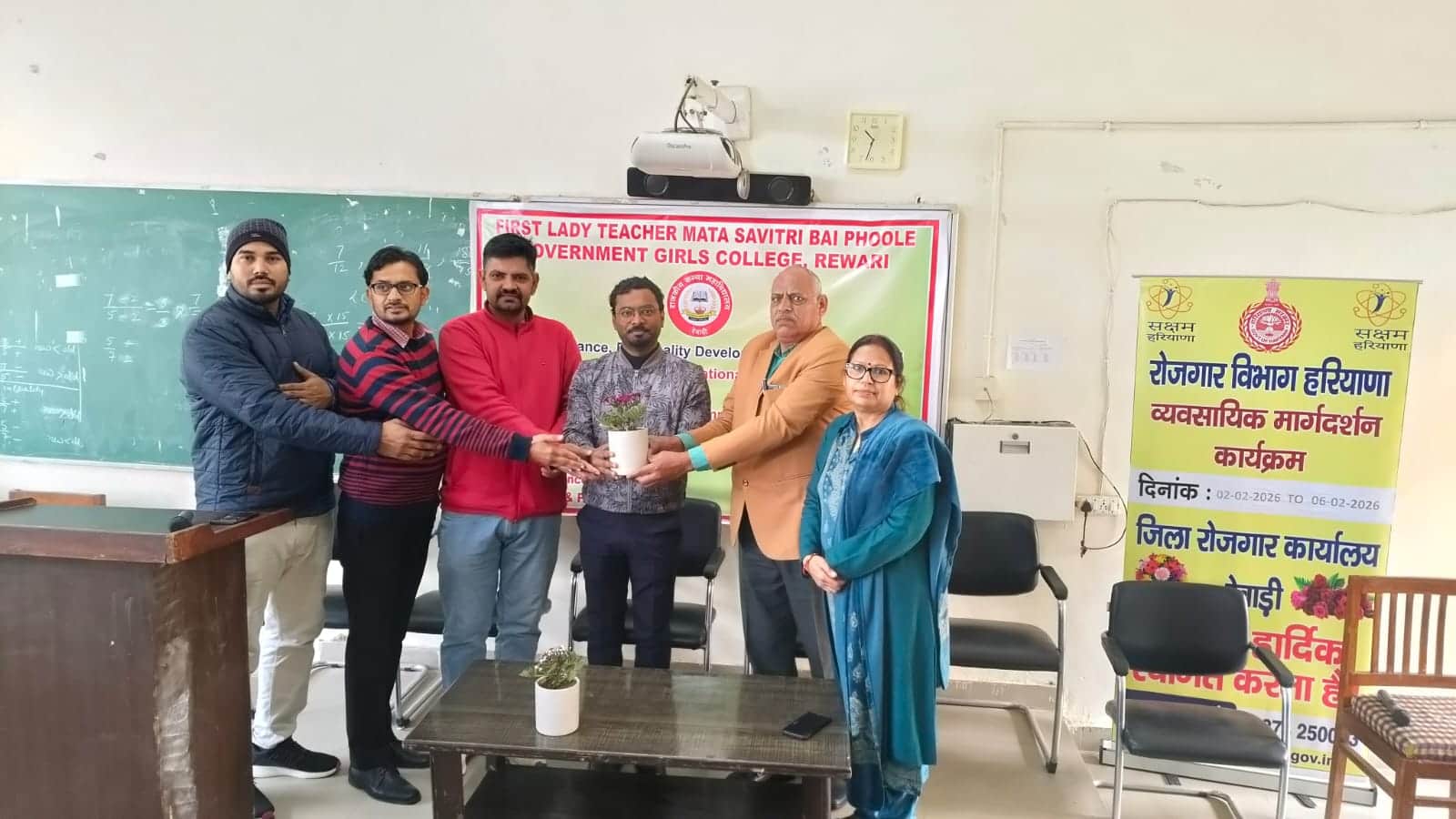 फोटो: 36रेवाड़ी। राजकीय कन्या महाविद्यालय में उप जिला रोजगार अधिकारी दिनेश तंवर का स्वागत करत