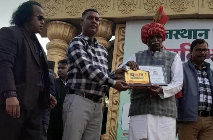 फोटो : मेघवाल समाज संस्था की ओर से  मेघ रत्न  सम्मान ग्रहण करते नीरज रामपाल। स्रोत: संस्था