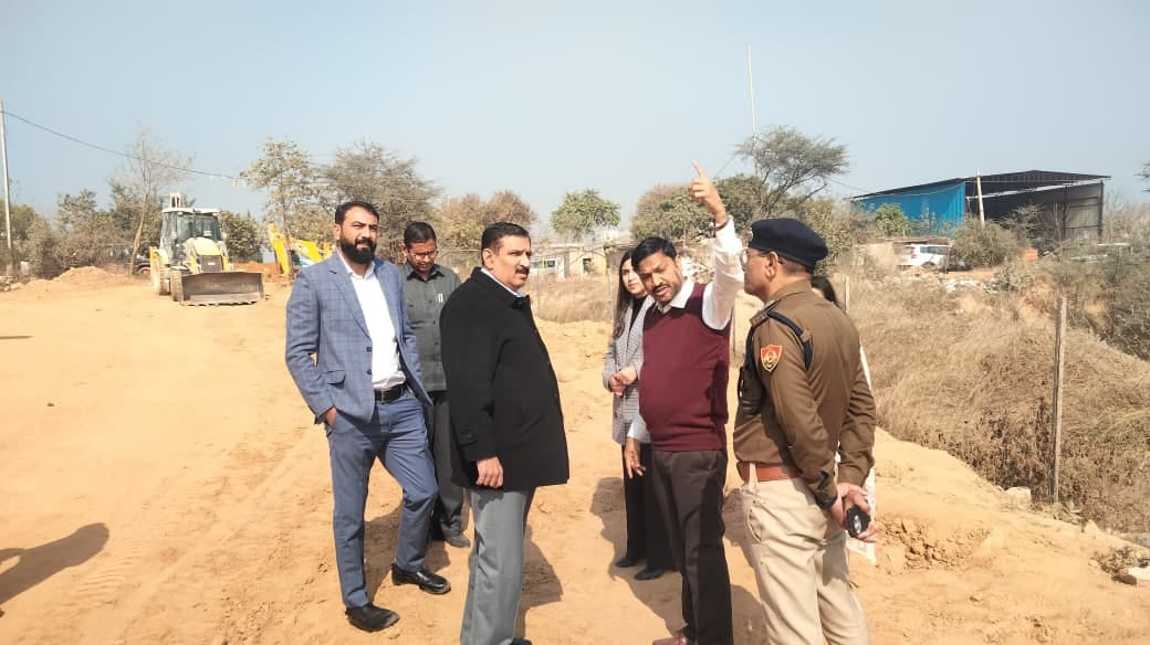Following a High Court order, the mining area in Pichopa Kalan was sealed; officials arrived at the scene