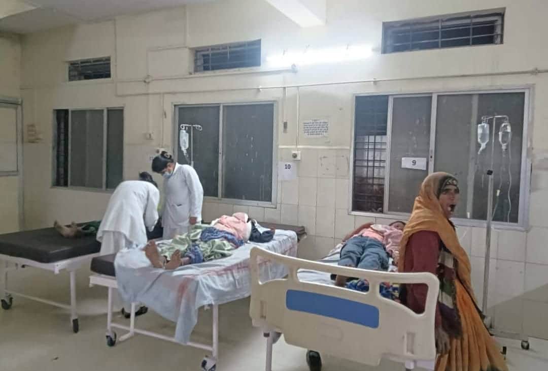 घायलों का अस्पताल में उपचार जारी है।