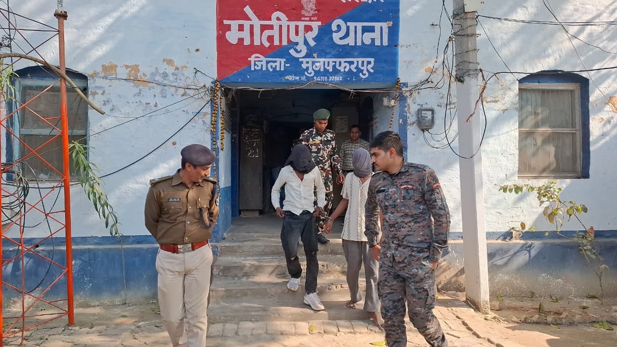 Muzaffarpur Bihar news : two young arrest with wepon who use high speed bike in crime