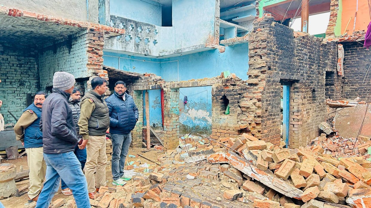 While demolishing a dilapidated house, the roof collapsed, crushing the worker to death.