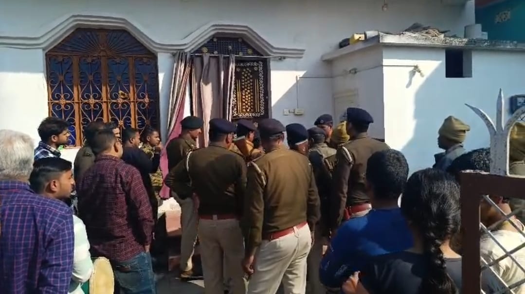इस्तिहार चिपकाते पुलिस