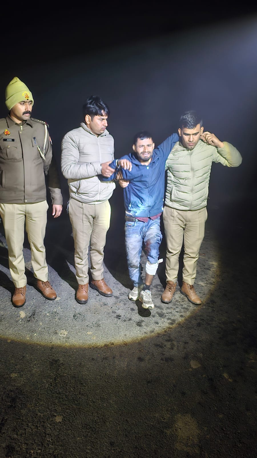 Two robbers carrying a reward of 25,000 rupees were caught in an encounter.