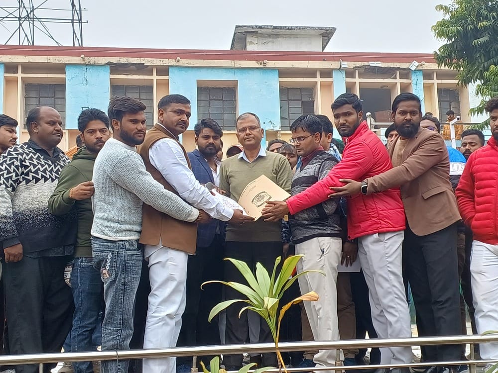 Contract employees submitted a memorandum written in blood to the Chief Minister.